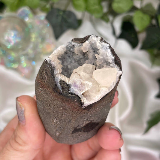 Sprakly Amethyst Quartz Geode